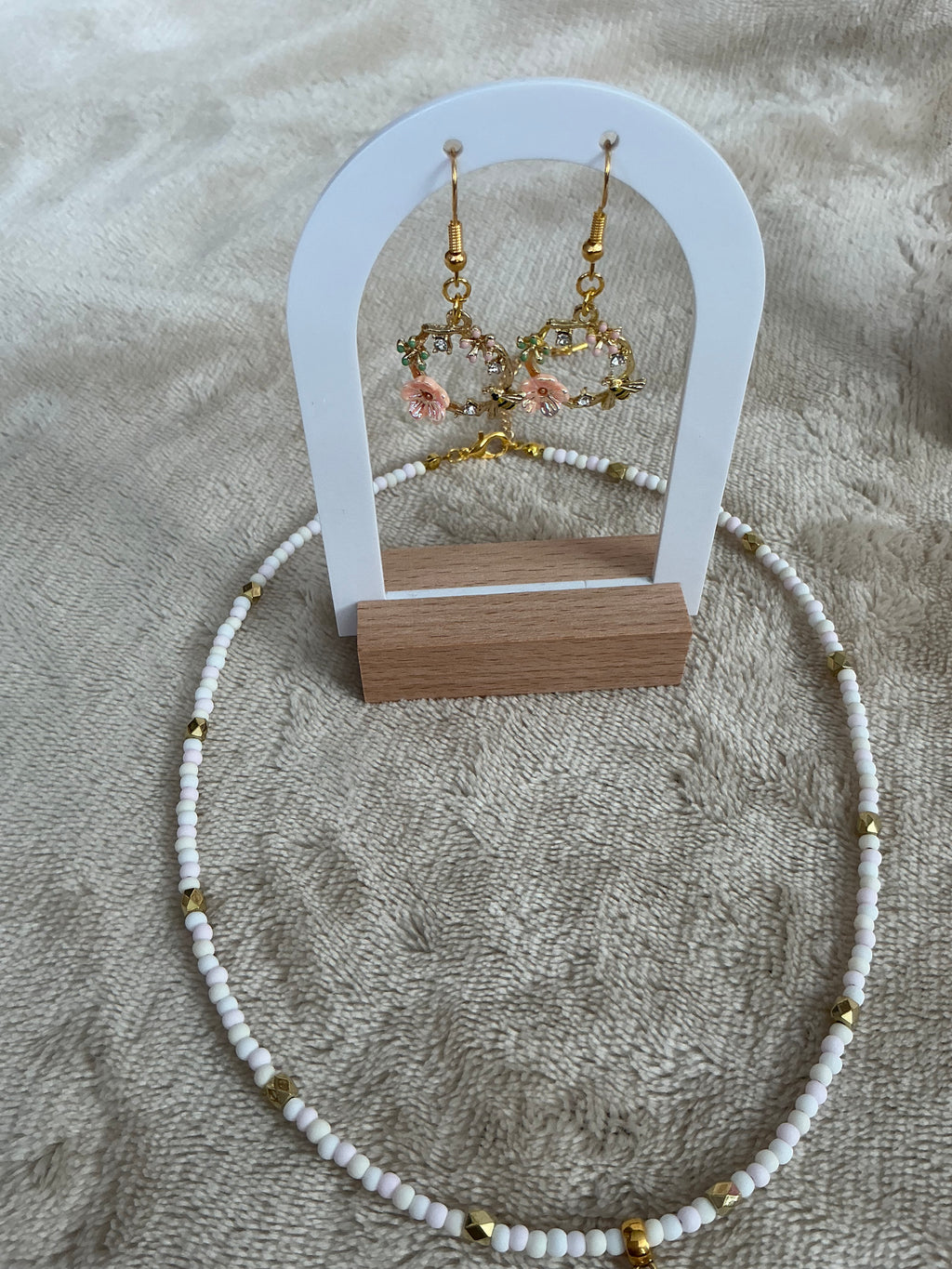 Floral & Bee Wreath Jewellery Set – Necklace & Earrings